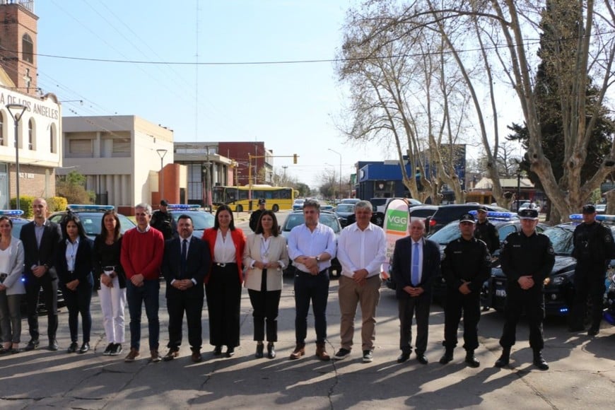 Durante la actividad acompañaron al ministro el intendente de Villa Gobernador Gálvez, Alberto Ricci; la presidenta de la Cámara de Diputados, Clara García; funcionarios ministeriales y personal policial.