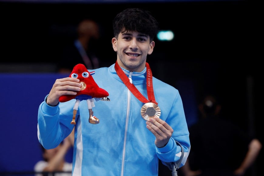 Paris 2024 Paralympics - Swimming - Men's 400m Freestyle - S7 Medal Ceremony - Paris La Defense Arena, Nanterre, France - September 2, 2024
Bronze medallist Inaki Basiloff of Argentina celebrates on the podium REUTERS/Andrew Couldridge