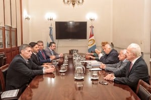 La reunión comenzó temprano este domingo en Casa de Gobierno y duró más de una hora y media. Crédito: Matías Pintos