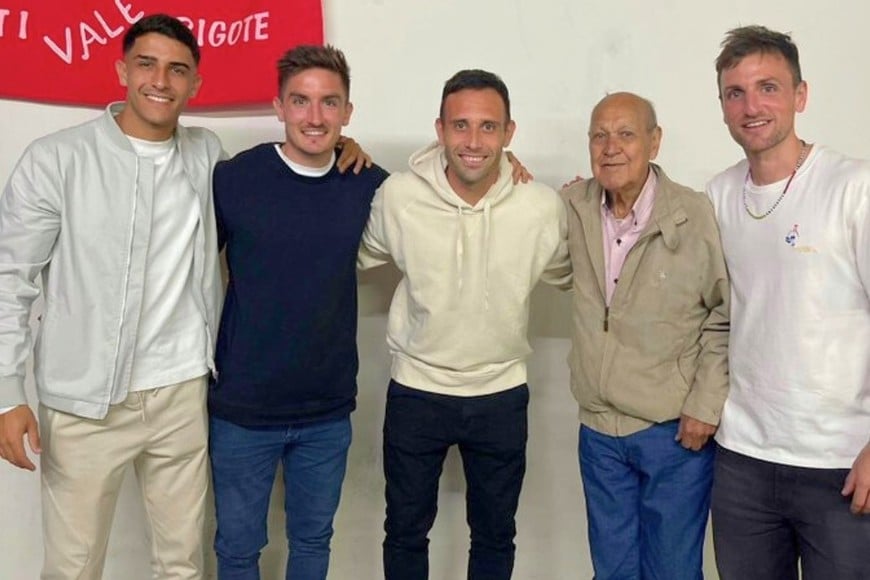 Joaquín Mosqueira, Mauro Pittón, Claudio Corvalán y Bruno Pittón junto al histórico "Fantasma" Ruiz, goleador del Tate en el ascenso de 1966, durante la cena que se llevó a cabo en la filial Esperanza que lleva el nombre del citado jugador, emblema de aquella proeza de llevar a Unión a Primera.