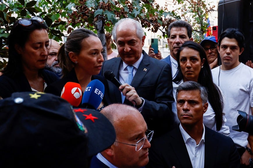 Carolina Gonzalez, daughter of Venezuelan opposition presidential candidate Edmundo Gonzalez, speaks next to Venezuelan opposition leader Antonio Ledezma as Venezuelans living in Spain take part in a gathering outside Spanish parliament in support of opposition presidential candidate Edmundo Gonzalez in the aftermath of disputed Venezuelan elections, in Madrid, Spain, September 10, 2024. REUTERS/Susana Vera