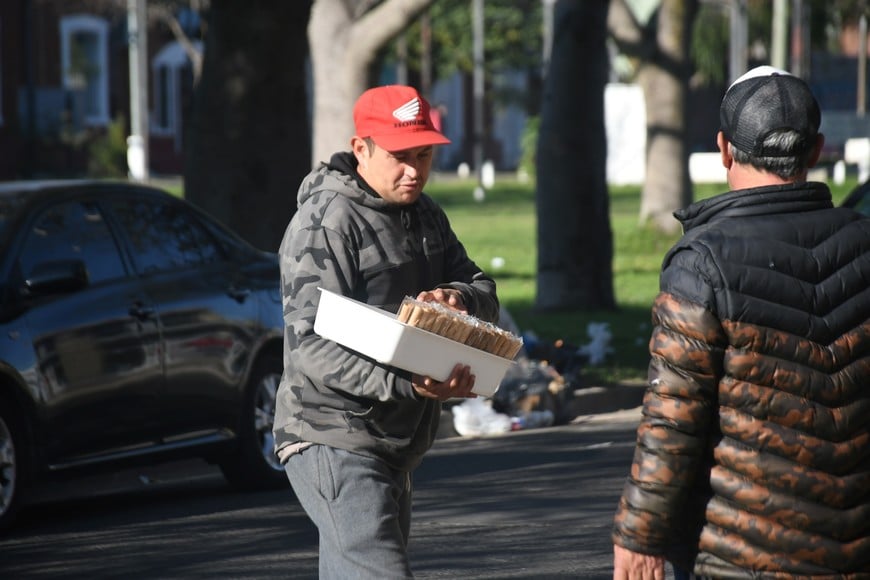 También, aparecen más vendedores ambulantes ofreciendo productos de panificación. Es un efecto de la informalidad laboral, y de la subsistencia.