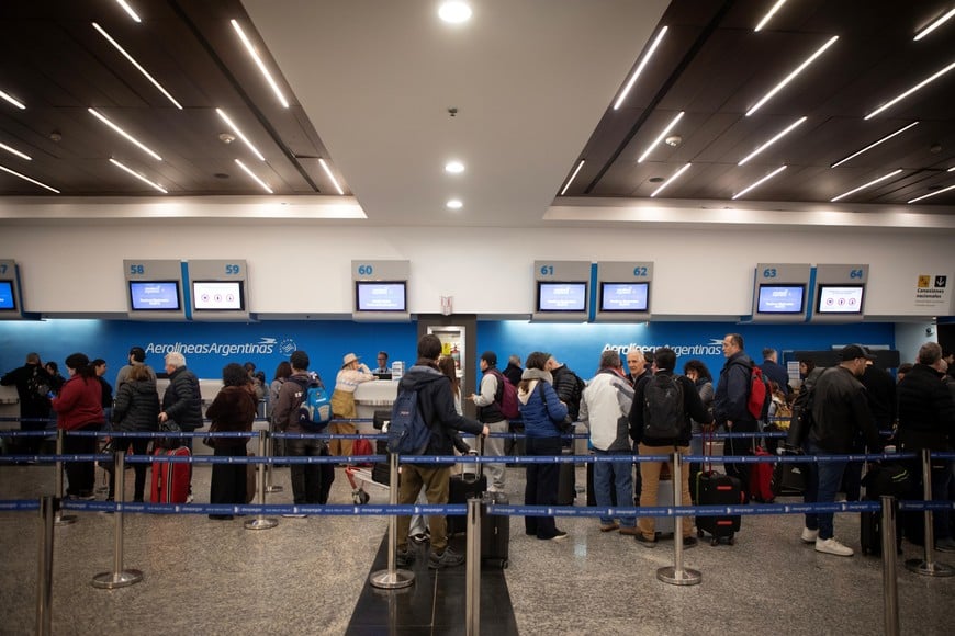 (240906) -- BUENOS AIRES, 6 septiembre, 2024 (Xinhua) -- Personas esperan en el área de registro tras la cancelación de vuelos en el marco de un paro de pilotos y aeronavegantes de la empresa Aerolíneas Argentinas, en el Aeroparque Jorge Newbery, en la ciudad de Buenos Aires, capital de Argentina, el 6 de septiembre de 2024. (Xinhua/Martín Zabala) (mz) (ra) (ce)