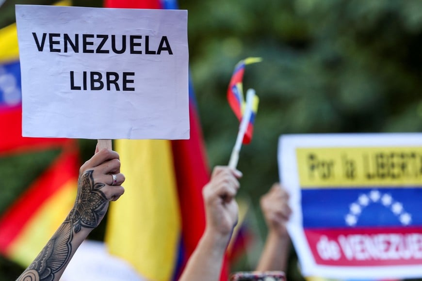 A person holds a placard that reads "Free Venezuela", as Venezuelans living in Spain take part in a gathering outside Spanish parliament in support of opposition presidential candidate Edmundo Gonzalez, in the aftermath of disputed Venezuelan elections, in Madrid, Spain, September 10, 2024. REUTERS/Violeta Santos Moura