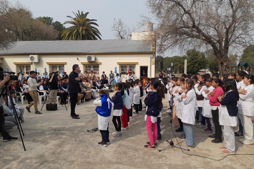 El acto concluyó con un reconocimiento a los docentes que cumplen 25 años de servicio en San Javier.