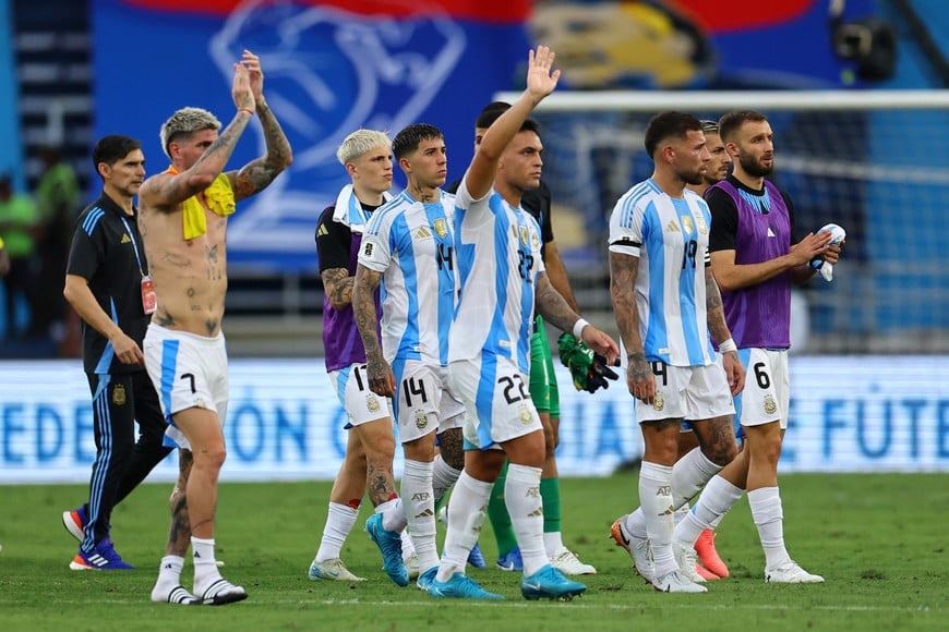 Soccer Football - World Cup - South American Qualifiers - Colombia v Argentina - Estadio Metropolitano, Barranquilla, Colombia - September 10, 2024
Argentina's Lautaro Martinez and Argentina's Rodrigo De Paul with teammates after the match REUTERS/Luisa Gonzalez