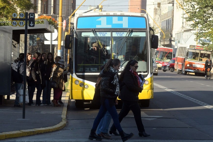 Los usuarios aguardan que el nuevo incremento en la tarifa plana de colectivos no golpee demasiado fuerte en sus cada vez más alicaídos bolsillos.