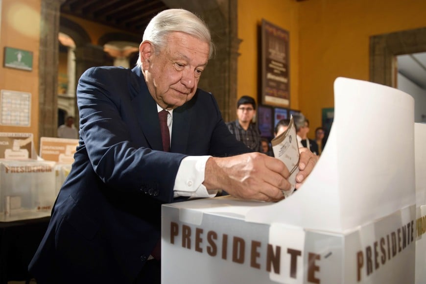 (240602) -- CIUDAD DE MEXICO, 2 junio, 2024 (Xinhua) -- Imagen cedida por la Presidencia de México del presidente mexicano, Andrés Manuel López Obrador, emitiendo su voto durante las elecciones generales, en la Ciudad de México, capital de México, el 2 de junio de 2024. La autoridad electoral de México dio inicio el domingo al mayor proceso electoral en la historia del país, en el que los mexicanos elegirán a varios representantes incluido un nuevo presidente. (Xinhua/Presidencia de México) (vf) (ce)