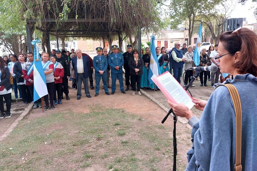 Las palabras alusivas a la fecha fueron expresadas por Alejandra Salvagiot, quien reflexionó sobre lo que significa ser docente en la actualidad, tiempo en que “enseñar no es solo transferir conocimientos, es mucho más, se trata de saber crear las condiciones necesarias para que los alumnos aprendan a pensar y a construir sus propios saberes”.