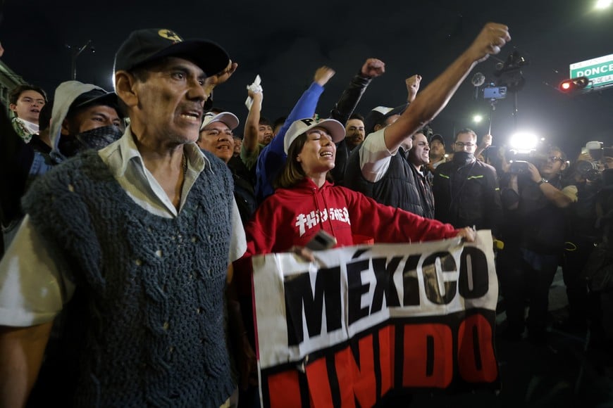 (240910) -- CIUDAD DE MEXICO, 10 septiembre, 2024 (Xinhua) -- Personas se manifiestan en contra del dictamen para reformar al Poder Judicial, cerca de la sede alterna del Senado de la República, en la Ciudad de México, capital de México, el 10 de septiembre de 2024. (Xinhua/Francisco Cañedo) (fc) (ce)