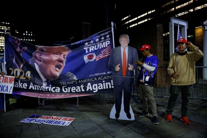 Supporters of former U.S. President Donald Trump stand outside the venue of the debate between Republican presidential nominee and former U.S. President Donald Trump and Democratic presidential nominee and U.S. Vice President Kamala Harris in Philadelphia, Pennsylvania, U.S. September 10, 2024.  REUTERS/Eduardo Munoz