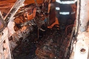 Por fortuna el fuego no alcanzó a llegar al tubo de gas del vehículo.