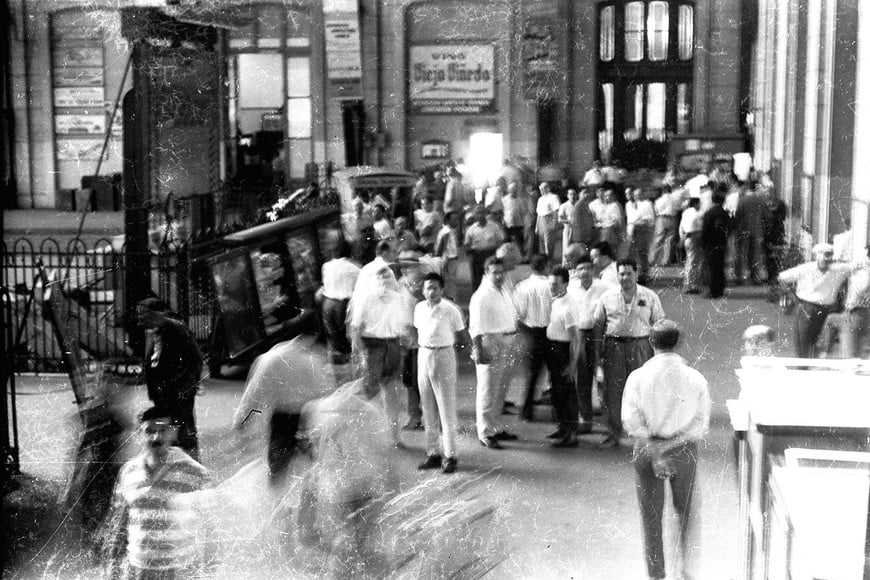 Los pasajeros en los andenes a la espera de su transporte. Archivo El Litoral