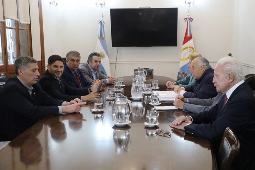 El gobernador Pullaro junto a su Gabinete y los ministros de la Corte de Santa Fe en la reunión del domingo pasado. Crédito: Gobierno de la provincia de Santa Fe