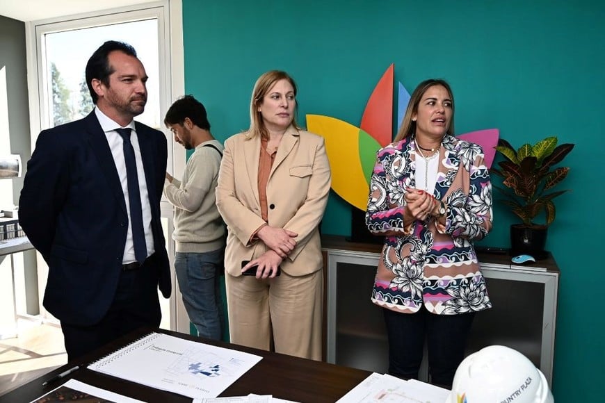 El acto reunió a autoridades municipales, provinciales y representantes de Torre Puerto S.A. Crédito: Flavio Raina.