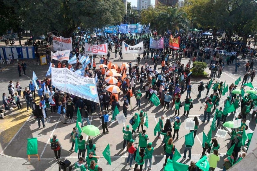 En la esplanada de la Legislatura se llevaba a cabo una manifestación gremial. Foto: Guillermo Di Salvatore