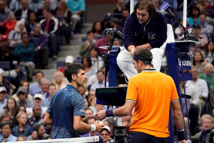 Sept 9, 2018; New York, NY, USA;  
Novak Djokovic of Serbia and Juan Martin del Potro of Argentina talk about the game balls during the match in the men’s final on day fourteen of the 2018 U.S. Open tennis tournament at USTA Billie Jean King National Tennis Center. Mandatory Credit: Robert Deutsch-USA TODAY Sports Flushing Meadows nueva york eeuu Novak Djokovic juan martin del potro campeonato torneo abierto de estados unidos 2018 tenis partido final tenista argentino serbio entrega premios