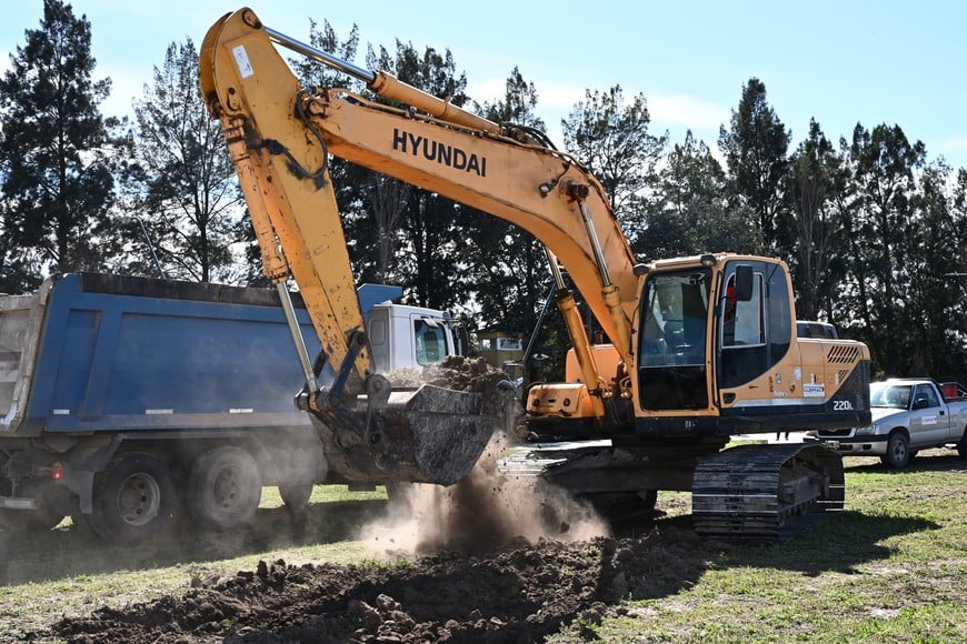 El momento en que la retroexcavadora realiza el primero movimiento de terreno en la obra.