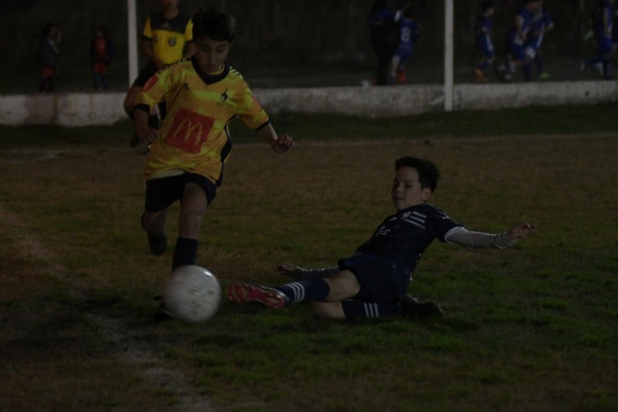 Se largó el Lagunerito. Con un buen marco de público, los pibes pusieron a rodar la pelota en la primera fecha. Hoy, desde las 18, se juga la segunda jornada. Crédito: Manuel Fabatía