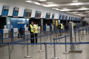 El gobierno transmitió a los gremios que, de no llegar a un acuerdo, iniciará el Procedimiento Preventivo de Crisis, que podría derivar en el cierre o el achicamiento de Aerolíneas Argentinas. Foto: Xinhua / Martín Zabala.