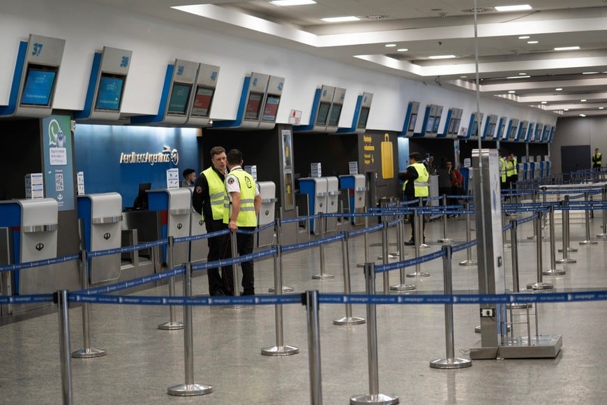 (240913) -- BUENOS AIRES, 13 septiembre, 2024 (Xinhua) -- Guardias de seguridad hablan frente al área de registro tras la cancelación de vuelos en el marco de un paro de actividades de pilotos y aeronavegantes de la empresa Aerolíneas Argentinas, en el Aeroparque Jorge Newbery, en la ciudad de Buenos Aires, capital de Argentina, el 13 de septiembre de 2024. Gremios aeronáuticos de Argentina iniciaron el viernes una nueva protesta por mejoras salariales para pilotos y personal de tierra, lo que provoca demoras, cancelaciones y la reprogramación de más de 300 vuelos en los principales aeropuertos del país sudamericano, con un estimado de 37.000 pasajeros afectados. (Xinhua/Martín Zabala) (mz) (oa) (ra) (da)