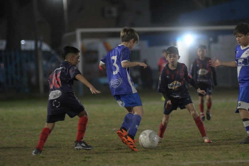 Se largó el Lagunerito. Con un buen marco de público, los pibes pusieron a rodar la pelota en la primera fecha. Hoy, desde las 18, se juga la segunda jornada. Crédito: Manuel Fabatía