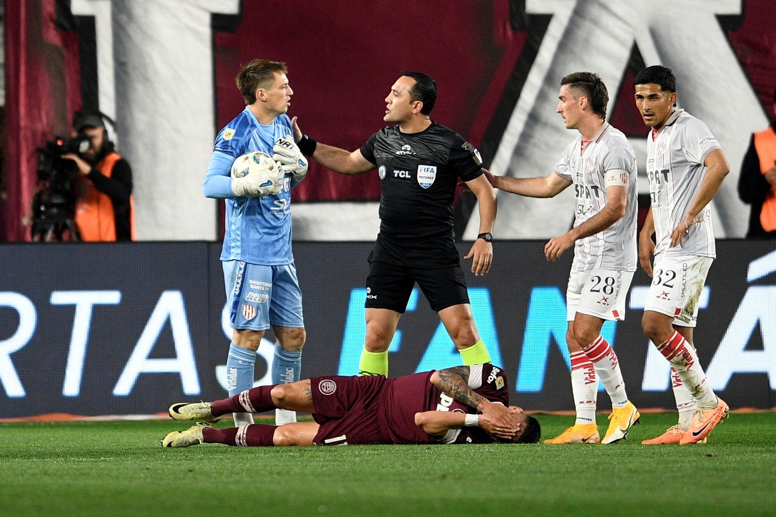 El arquero Thiago Cardozo escucha la decisión del árbitro Espinoza