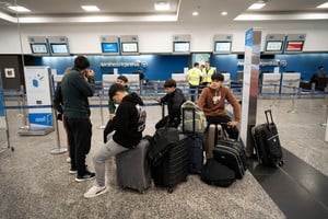 (240913) -- BUENOS AIRES, 13 septiembre, 2024 (Xinhua) -- Personas esperan frente al área de registro tras la cancelación de vuelos en el marco de un paro de actividades de pilotos y aeronavegantes de la empresa Aerolíneas Argentinas, en el Aeroparque Jorge Newbery, en la ciudad de Buenos Aires, capital de Argentina, el 13 de septiembre de 2024. Gremios aeronáuticos de Argentina iniciaron el viernes una nueva protesta por mejoras salariales para pilotos y personal de tierra, lo que provoca demoras, cancelaciones y la reprogramación de más de 300 vuelos en los principales aeropuertos del país sudamericano, con un estimado de 37.000 pasajeros afectados. (Xinhua/Martín Zabala) (mz) (oa) (ra) (da)