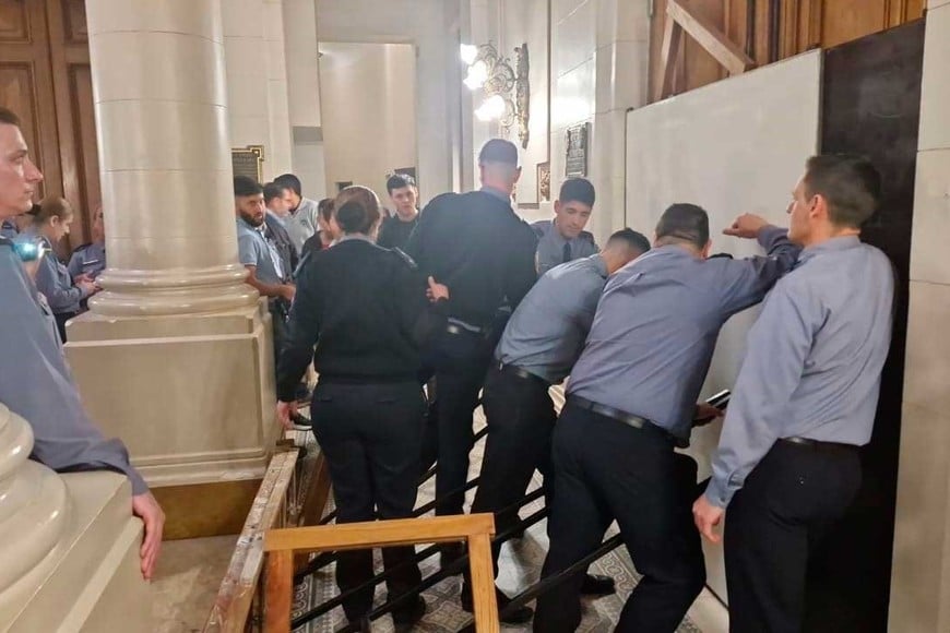 El momento de máxima tensión, cuando los violentos quisieron entrar al hall de la Legislatura.