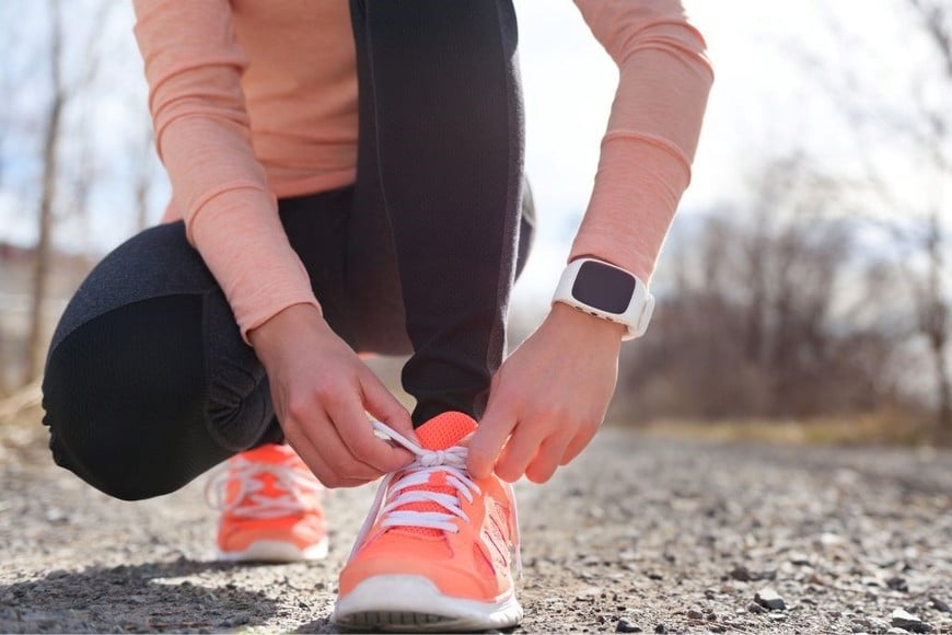 Caminar diariamente activa la circulación y promueve la salud vascular en las piernas.