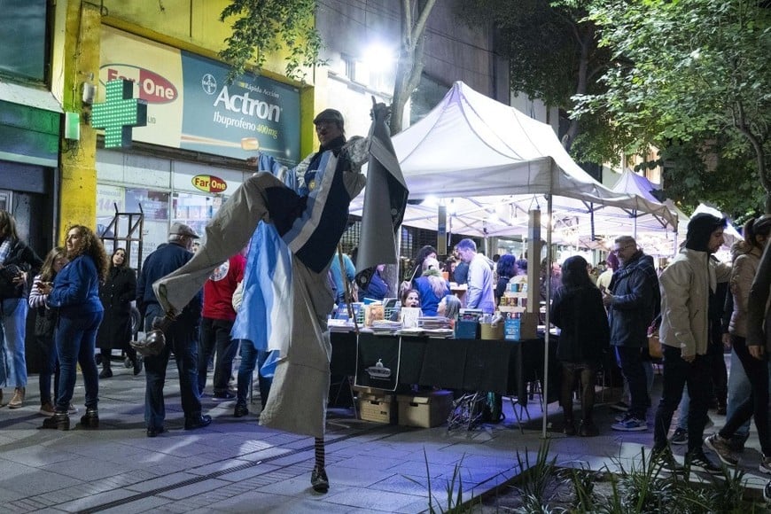 Además en la plaza 25 de Mayo (Córdoba y Laprida) la movida musical arrancará desde las 18 con rock, música del recuerdo y música bailable, ofrecerá foodstrack y estarán instaladas en el predio las ferias Mercado de las Artes, El Roperito y Mercado Retro.