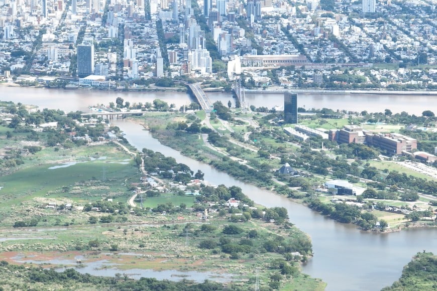 Así se ve el curso de agua de Este a Oeste: de fondo, como telón, la urbanidad de la capital santafesina.