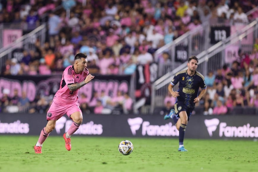 Sep 14, 2024; Fort Lauderdale, Florida, USA; Inter Miami forward Lionel Messi (10) plays the ball in the second half against the Philadelphia Union at Chase Stadium. Mandatory Credit: Sam Navarro-Imagn Images