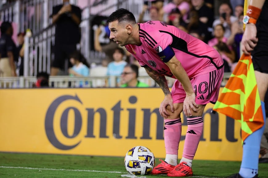 Sep 14, 2024; Fort Lauderdale, Florida, USA; Inter Miami forward Lionel Messi (10) prepares to take a corner kick in the second half against the Philadelphia Union at Chase Stadium. Mandatory Credit: Sam Navarro-Imagn Images