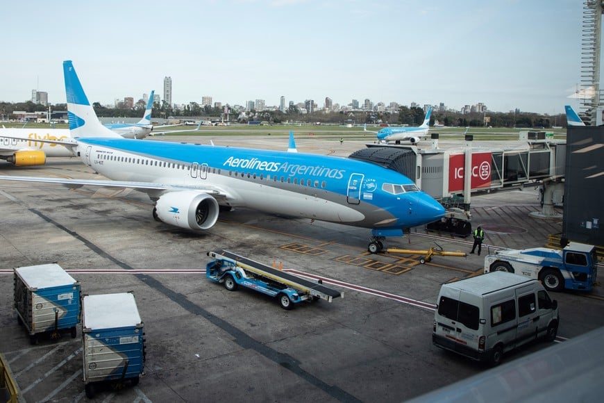 (240906) -- BUENOS AIRES, 6 septiembre, 2024 (Xinhua) -- Aviones de Aerolíneas Argentinas permanecen en la pista tras la cancelación de vuelos en el marco de un paro de pilotos y aeronavegantes de la empresa Aerolíneas Argentinas, en el Aeroparque Jorge Newbery, en la ciudad de Buenos Aires, capital de Argentina, el 6 de septiembre de 2024. (Xinhua/Martín Zabala) (mz) (ra) (ce)