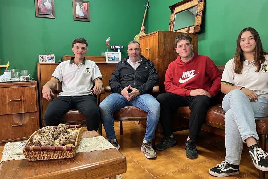 Rocío Curto, Santino Alasia y Santiago Gariglio, junto al Director de la institución, Mauricio Telmo , compartieron las experiencias en el Centro Agrícola Visp.
Foto: El Litoral