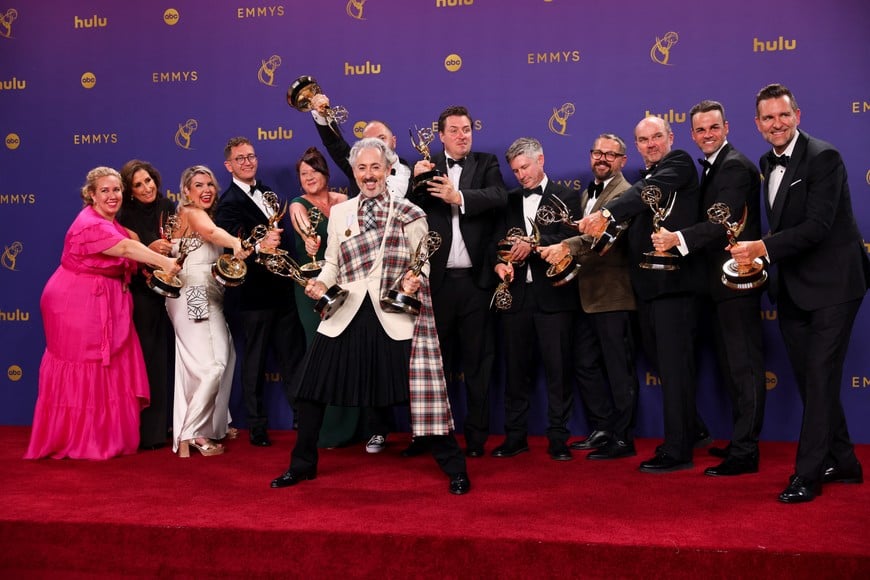 Alan Cumming poses with the cast and crew of "The Traitors"  at the 76th Primetime Emmy Awards in Los Angeles, California, U.S., September 15, 2024. REUTERS/Mike Blake