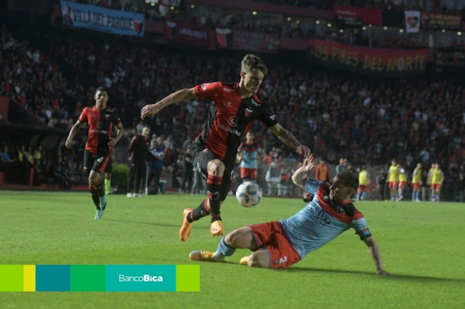 Colón intentó por todos los caminos, pero perdió de local y complica sus chances de ascenso.