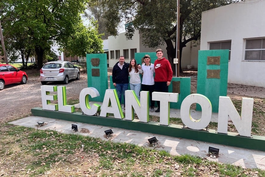 Rocío Curto, Santino Alasia y Santiago Gariglio, junto al Director de la institución, Mauricio Telmo , compartieron las experiencias en el Centro Agrícola Visp.
Foto: El Litoral