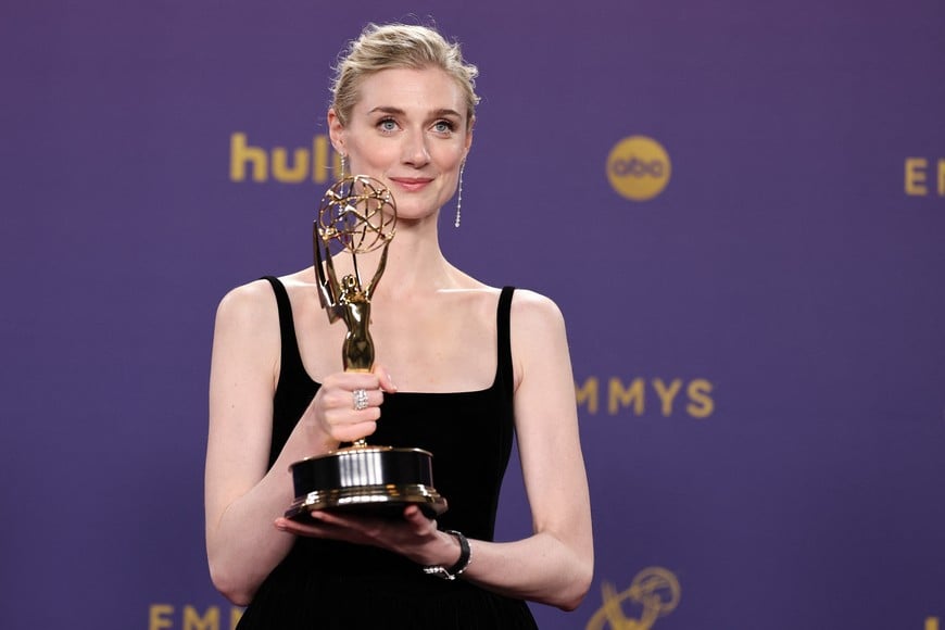 Elizabeth Debicki poses with the Outstanding Supporting Actress in a Drama Series for "The Crown"  at the 76th Primetime Emmy Awards in Los Angeles, California, U.S., September 15, 2024. REUTERS/Mike Blake