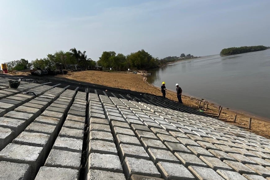 Se procedió a la reconstitución del talud húmedo y protección del lecho con una manta de bloques de hormigón adheridos a una manta geotextil.