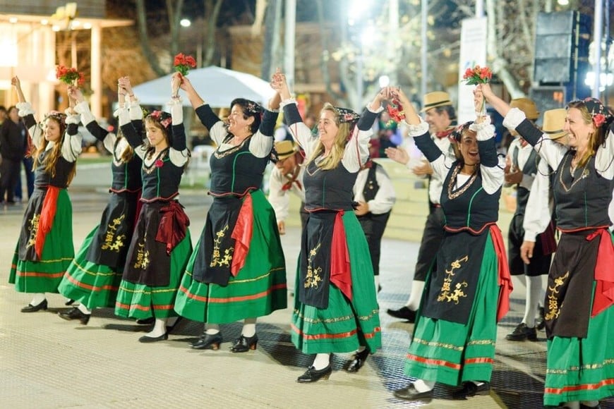 “En una tarde espectacular, es una celebración maravillosa de la cultura, la gastronomía y el arte italiano, que es una fusión con la cultura argentina, porque las raíces de una gran parte de la población de San Lorenzo y de esta Pampa gringa están en Italia”, señaló.