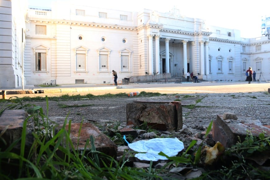 Una puerta “imaginaria” en la entrada principal de la Legislatura santafesina