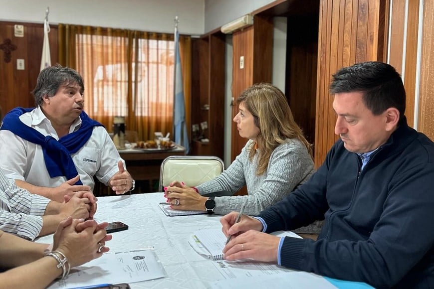 Martínez agregó que además los funcionarios del gobierno santafesino se reunieron con autoridades de la cooperativa de agua para avanzar con la posibilidad, a futuro, de mejorar la prestación del servicio.