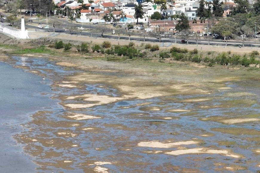 Debajo del faro, los pescadores buscan un refugio para tirar las líneas: Fernando Nicola