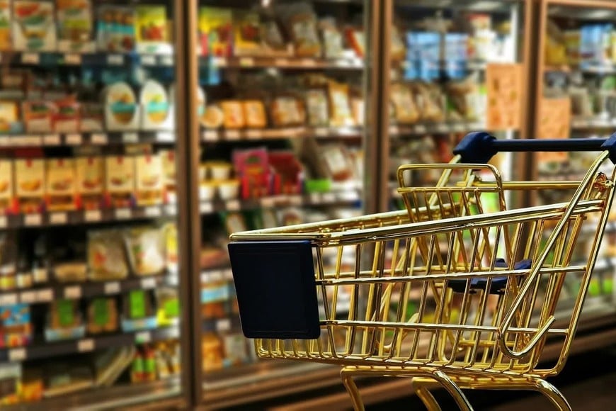 El consumo en supermercados y autoservicios cayó en agosto más del 17%