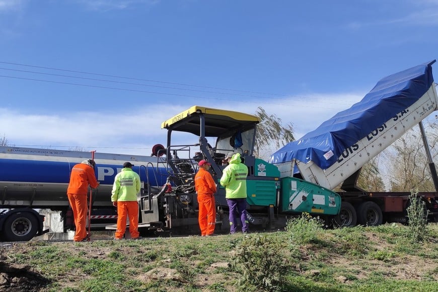 Los arreglos se completan con la reposición de una nueva carpeta de concreto asfáltico de cinco centímetros de espesor y el recalce de las banquinas.