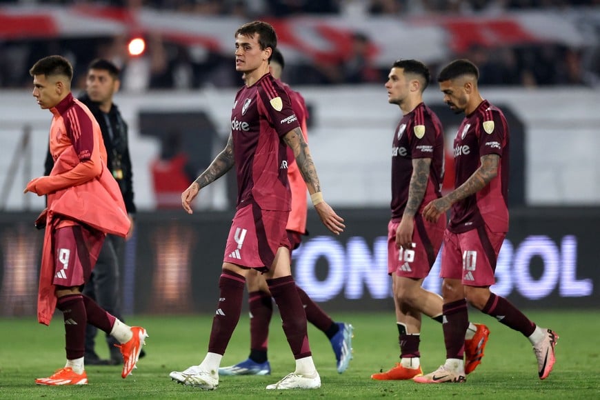 Soccer Football - Copa Libertadores - Quarter Final - First Leg - Colo Colo v River Plate - Estadio Monumental, Santiago, Chile - September 17, 2024 
River Plate's Nicolas Fonseca and teammates react after the match REUTERS/Ivan Alvarado