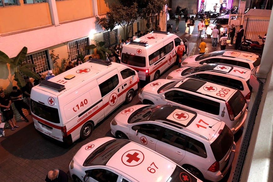 (240917) -- BEIRUT, 17 septiembre, 2024 (Xinhua) -- Personas esperan para donar sangre a los heridos en las explosiones de localizadores, en Beirut, Líbano, el 17 de septiembre de 2024. Ocho personas murieron y más de 2.800, entre ellas miembros de Hizbulá, resultaron heridas el martes en diferentes zonas de Líbano debido a la explosión de sus localizadores electrónicos, informó el ministro de Salud libanés, Firas Abiad. (Xinhua/Bilal Jawich) (oa) (ah) (ce)