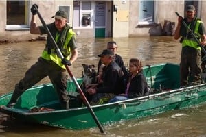 Rescatistas polacos evacuan a residentes cuyas casas quedaron inundadas.